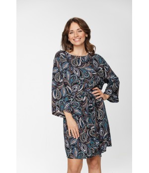 Caída fluida del camisón de viscosa negro y estampado